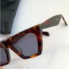 Toppkvalitet 41468 Klassisk för kvinnor Populär Designer Solglasögon Mode Sommarstil UV Protection Cat Eye Frame Kom med fall
