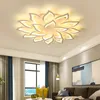 居間の寝室の表面に取り付けられた花の形が現代の天井シャンデリア照明シャンデリアの光沢のあるシャンデリアライト