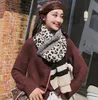 Partihandel-Ny ull Sticka Leopard Scarf Ladies Vinter Varm Koreansk Fashion Long Dual-Använd Bib Sjal Fri frakt