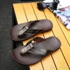LIVRAISON GRATUITE Designer Pantoufles Marque hommes en cuir Sandales Chaussures Slide Summer Wide Flat Slippery With Thick Sandals tongs pantoufles de plage