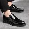 Homens artesanais Sapatos formais Patente de couro de couro de negócios de casamento trajes vestido mocassins homens preto Oxford Bride Tênis