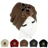 Moda-Invierno Gorros cálidos Mujeres Skullies Lazo de punto suave Lana Damas Joya de metal Accesorio Gorro de ganchillo Headwrap