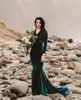 Vintage Dunkelgrüne Samt-Meerjungfrau-Brautkleider mit langen Ärmeln, V-Ausschnitt, Übergröße, Sweep-Zug, moderne Brautparty-Kleider für den Strandgarten