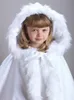 フード付きの花の女の子岬の結婚式のためのホット - クリスマスホワイトアイボリーの毛皮の冬の結婚式のジャケットラップカスタム送料無料ティーの長さ