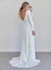 Vintage-line koronkowa skromna suknia ślubna z długimi rękawami prosta suknia ślubna Boho z pełnymi rękawami głęboki dekolt na plecach artystyczna suknia ślubna na plaży