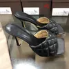 Vente chaude-Designer tête carrée avec clous talons hauts rivets en cuir véritable sandales femmes chaussures valentine chaussures à talons hauts taille 35-42 avec b