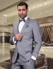 Nuova Luce di marca grigia smoking dello sposo del risvolto della tacca Groomsman di nozze del vestito eccellente del rivestimento degli uomini di affari di promenade Blazer (Jacket + Pants + Tie + Vest) 18