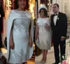 Prachtige zilveren kanten Appliqued Mother of the Bride Suits -jurken met Cape Formal Women Trouwjurken Midden -Oosten Dubai -jurk