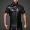 Sexy Black Faux Leather Men Shirt Wet Look Stretch Gay Undershirt Latex Nouveauté À Manches Courtes Uniforme Clubwear Stage Costume Undershirt