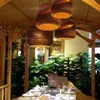Lampa wisząca z tektury falistej Hotel Cafe Bar Restauracja Kuchnia Azja południowo-wschodnia Nordic Handmade Ula Zawieszenie Wiszące oświetlenie
