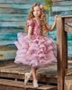 Rosa Tiered Tulle Kids Formal Wear Generous Lace Appliqued Pageant Klänningar med Kort Ärm Tea Längd Kid First Communion