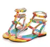 Boyutu 34-45 gökkuşağı renk gladyatör sandalet kadınlar tasarımcı marka perçinler çevirme T kayış-sandalet ayak bileği k ...
