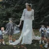 Une ligne country boho robe à manches longues en dentelle de dentelle personnalisée faire des robes de mariée nuptiales bohemian lâches