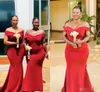 Plus -storlek Röd sjöjungfru brudtärna klänningar från axeln Sweep Train African Maid of Honor Gown Simple Country Wedding Gäst formell slitage