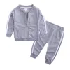 Розничные детские дизайнерские дизайнерские спортивные модные куртки 2pcs костюм наборы спортивных костюмов наборы одежды для детского мальчика наряды.