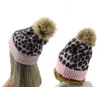 Famille parent-enfant Bonnets Léopard polaire chaude Soft Skull Cap pom pom bébé Chapeaux tricotés Fausse fourrure boule hiver tricot enfant Earflap Cap LJJA2827