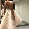 2020 Billiga arabiska kort A Line Homecoming Dresses Jewel Lace 3D Floral Appliques Sexy V Back Ärmlös Hög Låg Cocktail Party Prom Crows