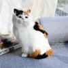 Dorimytrader simulación gato muñeca de peluche de juguete modelo de gato mascota realista para enviar amigos regalos decoración creativa para el hogar 26x19 cm DY80039