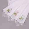 5PCS Vintage cotone floreale fazzoletto bianco Ragazze tovagliolo ricamato Donne tovagliolo ricamato farfalla del fiore del merletto Fazzoletto