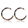 Einfache und stilvolle geometrische baumelnde Kronleuchter-Ohrringe aus Acryl-Acetat-Blatt mit Leopardenmuster, C-förmiger Ohrstecker