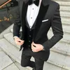 2020 Designer Preto Noivo Tuxedos Homens Casamento Ternos Velevt Peaited Lapel Homem Blazer Jaquetas Três Peças Groomsmen Noite Noite Vestidos De Party