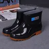 Vente chaude-bottes en caoutchouc 2017 imperméable à l'eau à la mode gelée homme cheville botte de pluie bande élastique couleur unie chaussures de pluie chaussures de travailleurs de la construction