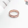 Anillo de banda de corazón de brillo mate chapado en oro rosa de 18 quilates Caja de venta al por menor de alta calidad Conjuntos de anillos de regalo de boda de plata de ley 925 para mujer