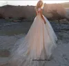 2020 Sheer Neck Lace Appliqued Ärmlös Tulle En Linje Bröllopsklänningar med Sweep Train Sweet Ball Gown Bridal Gowns med täckt knapp
