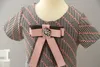 Flickor Plaid Vest Dress 2020 Nya sommarfjäderbarn Ribbon Bows Tie Princess Dress Lady Style Barn Lattice Pleated Dress C6212