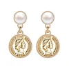 Orecchini pendenti in perle d'acqua dolce naturali per donne. Geometrico oro irregolare asimmetrico