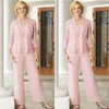 Tailleur pantalone per la madre della sposa in tre pezzi di chiffon di pizzo rosa con giacca a maniche lunghe