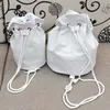 Classique noir et blanc Mode C Femmes Sac de rangement étanche Cordon Faisceau cosmétique Cylindre finition balle pour dames fa354A