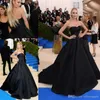 Простая Дешевые Sexy Black Satin вечерних платья A-Line без бретелек Backless рукавов Pageant платье партии выпускного робы де хвостовка Легион