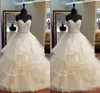 Abiti da sposa linea A su misura Gonna a strati Gonna a strati Applique in pizzo Perline di cristallo Scollo a cuore Increspature Bottoni ricoperti Abito da sposa pplique