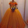 Orange Quinceanera Magnifique robes de robe de bal sur la main de l'épaule Flowers Flowers Tulle Sweet 16 Princesse Open Back Part Robes de soirée