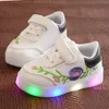 Noworodków Boddler Buty Sneakers Wiosna Jesień Baby Moda Sport Buty do biegania LED Light Cute Soft Sole Wygodne Kids Leisure Buty