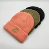 قبعات المصممين بونيه قبعة شتوية محبوكة 100٪ أكريليك عادي مصبوغ من الجلد رقعة شتوية جمجمة قبعة بيني سميكة