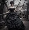 ビンテージ伝統黒ゴシックウェディングドレスビクトリア朝のパンクボールガウンのウェディングドレスオフサテンの王女の花嫁