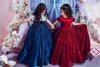 Mörkröd Princess Flower Girl Dresses 2020 Cap Sleeve Velvet Ball Gown Golvlängd Tjejer Pagant Klänning