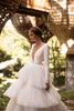 Gorgeous Backless Långärmade Bröllopsklänningar En linje Sheer Deep V Neck Tiered Bridal Gowns Tulle Sweep Train Robe de Mariée