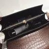 Designer-vintage alligator axelväska för kvinnor 2020 nya lyxiga handväskor designer kvinnliga breda band crossbody väskor