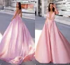 Sexig Open Back Pink Aftonklänningar Ny Enkel Designad En Linje Spaghetti Strap Lång Satin Prom Gowns Celebrity Pageant bär Robe de Soriee