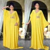 Arabski Abaya Żółte Suknie Wieczorowe Z Rękawami Dubaj Bliski Wschód Prom Suknie Sexy V Neck Crystal Plus Size Islamskie Muzułmańskie Suknie Formalne