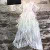 Moda-2018 Beyaz Ekip Boyun Uzun Kollu Yüksek Düşük Kadın Elbise Bohemian Sheer Dantel Ruffles Maxi Kıyafeti DH19