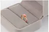 Ring aus 18-karätigem, roséplattiertem Titanstahl, einzelner Diamant-Pulverdiamantring, Farbedelstein-Diamantring mit drei Blumen