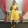 2019 Adorável Curto Prom Vestidos Modest Jewel Neck Cappped Mangas Uma Linha Do Joelho Comprimento Amarelo Rendas e Tulle Meninas Paryt Vestidos Em Vendas