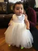 Bijou blanc pas cher robes de fille de fleur en tulle 2019 princesse une ligne sans manches enfants robe de première communion avec ceinture amovible