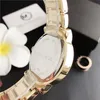 Marca de moda Relojes mujer Chica Letras grandes estilo de cristal Banda de acero de metal Reloj de pulsera de cuarzo M84