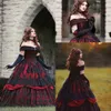 Gótico preto e vermelho country vestidos de casamento off ombros espartilho Victorian Victorian Dia das Bruxas Royal Dress Puffy Tulle Lace Bidal Vestido