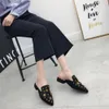 Sıcak Satış-Moda Kadife Kadın Terlik Sivri Burun Kadınlar Düz Katır Örümcek Metal Dekorasyon Topuk Ayakkabı Yüksek Kalite Kadınlar Shoes988